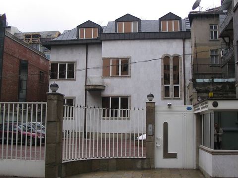 Офис сгради, частни домове и къщи